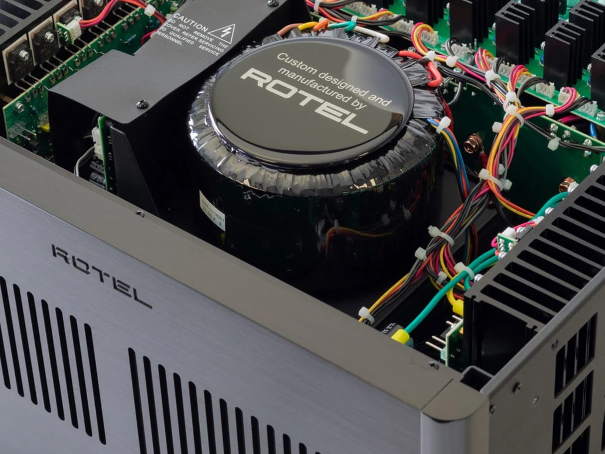 Amplificateur Home Cinéma Rotel vu de l'intérieur